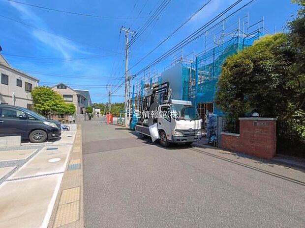 前面道路を含めた現地写真です。