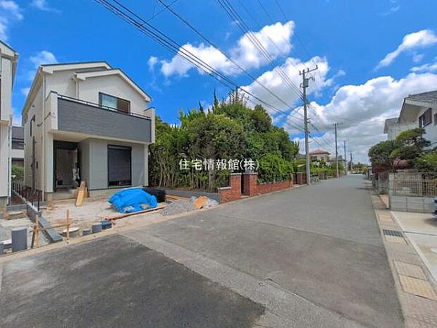 前面道路を含めた現地写真です。
