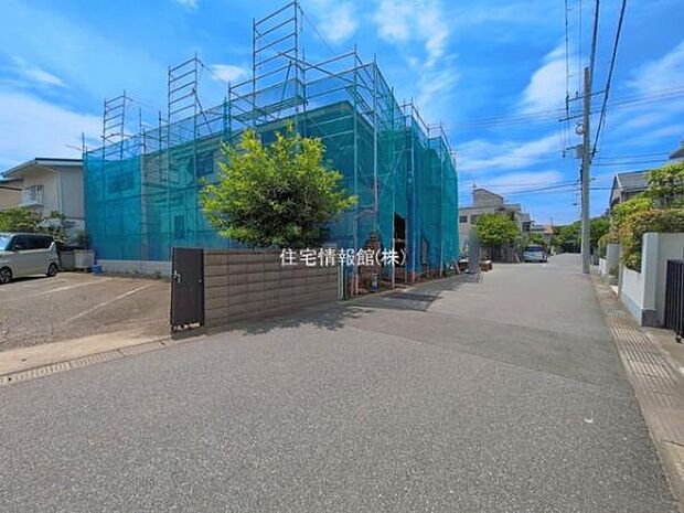 前面道路を含めた現地写真です。