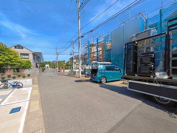 前面道路を含めた現地写真です。