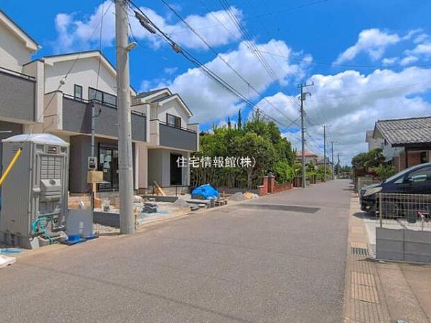 前面道路を含めた現地写真です。