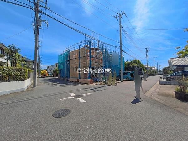 前面道路を含めた現地写真です。