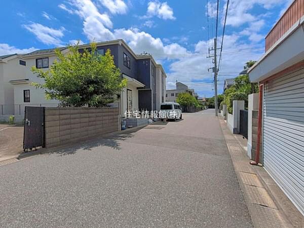 前面道路を含めた現地写真です。