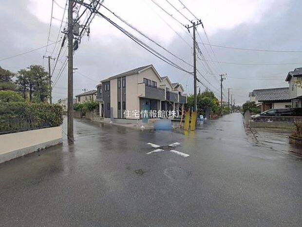 前面道路を含めた現地写真です。