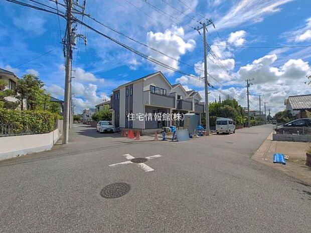 前面道路を含めた現地写真です。