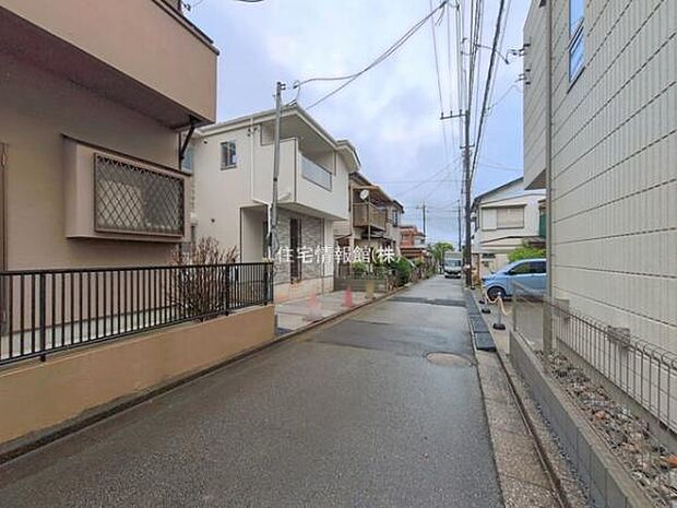 前面道路を含めた現地写真です。