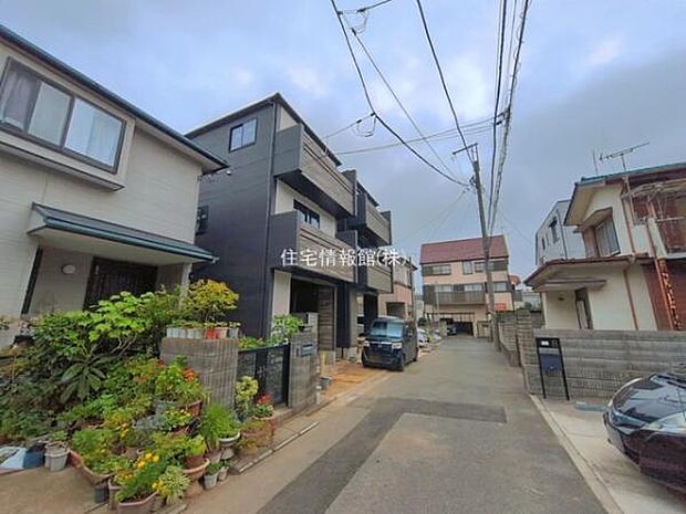 前面道路を含めた現地写真です。