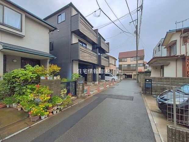 前面道路を含めた現地写真です。