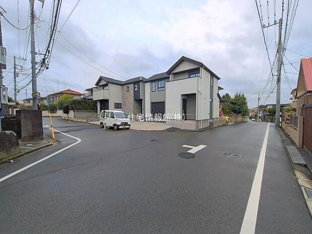 前面道路を含めた現地写真です。