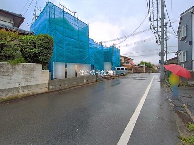 前面道路を含めた現地写真です。