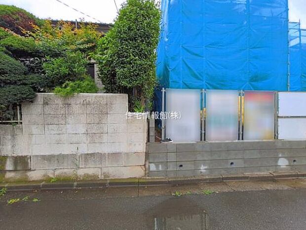 前面道路を含めた現地写真です。