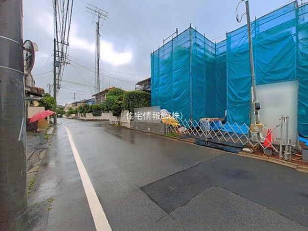 前面道路を含めた現地写真です。