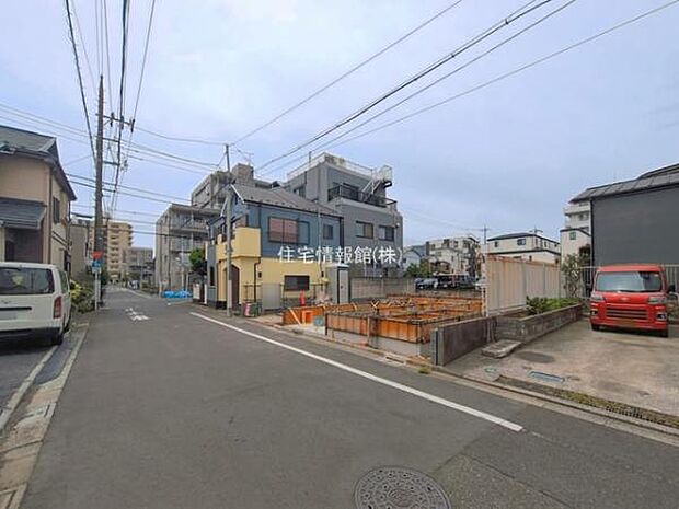 前面道路を含めた現地写真です。
