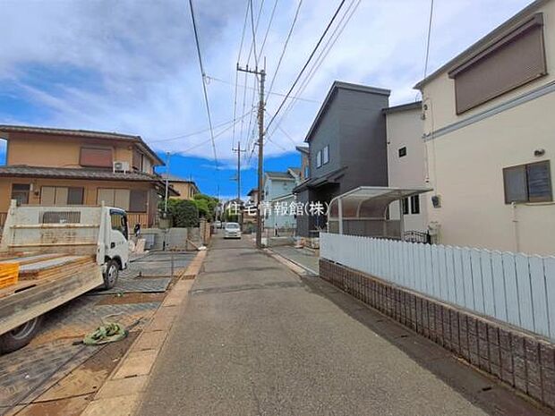 前面道路を含めた現地写真です。