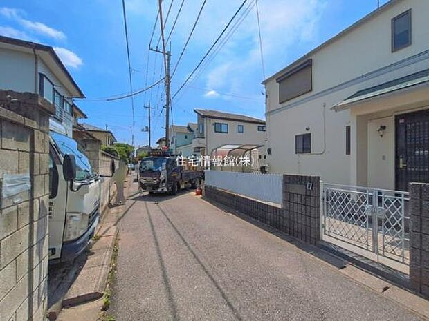 前面道路を含めた現地写真です。