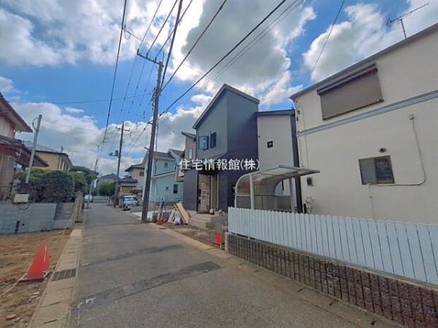 前面道路を含めた現地写真です。