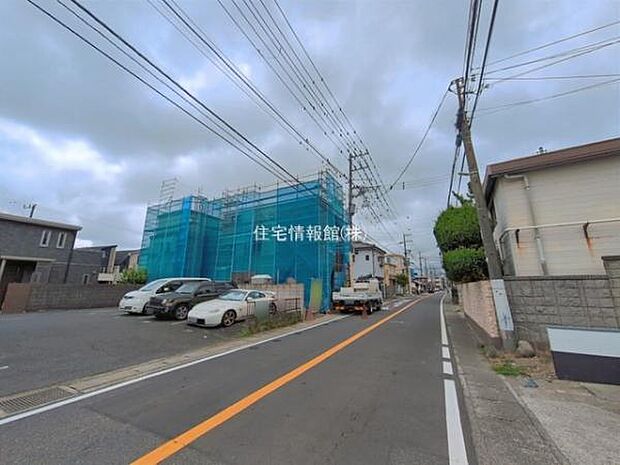 前面道路を含めた現地写真です。