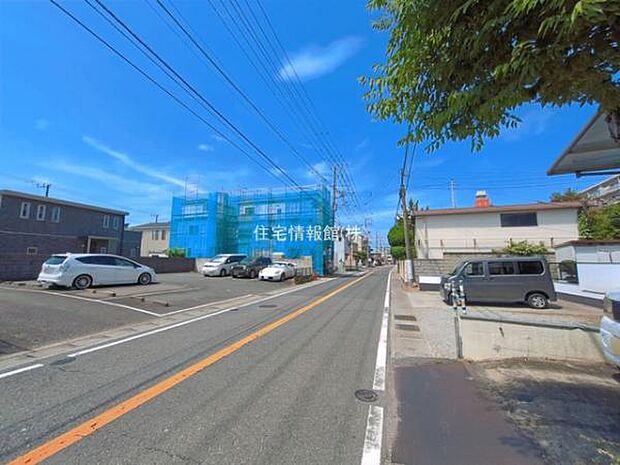 前面道路を含めた現地写真です。