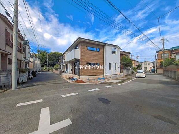 前面道路を含めた現地写真です。