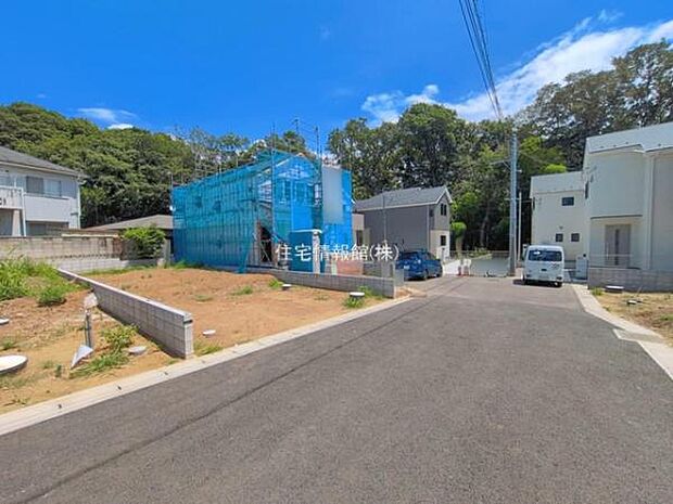前面道路を含めた現地写真です。