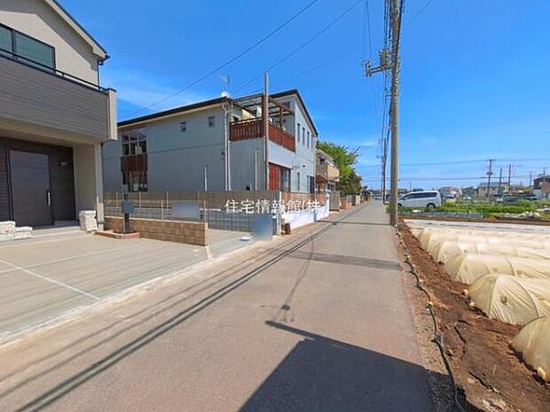 前面道路を含めた現地写真です。