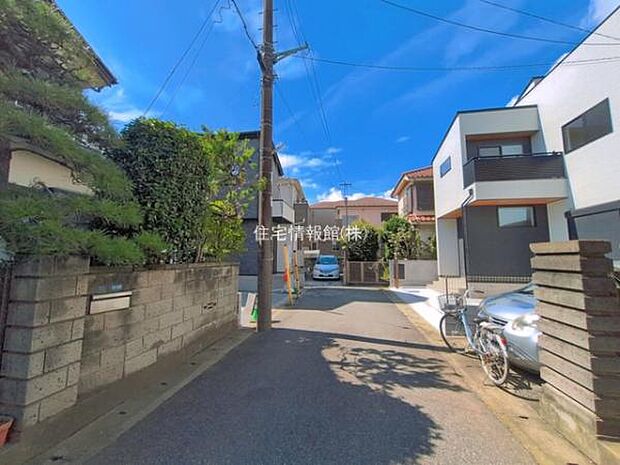 前面道路を含めた現地写真です。