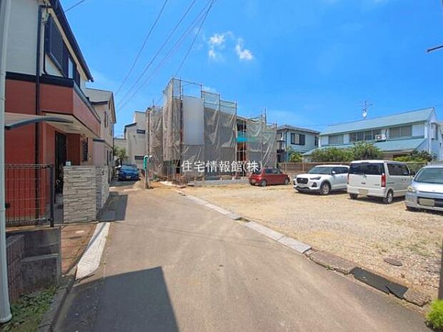 前面道路を含めた現地写真です。