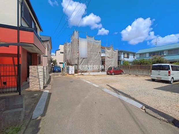 前面道路を含めた現地写真です。