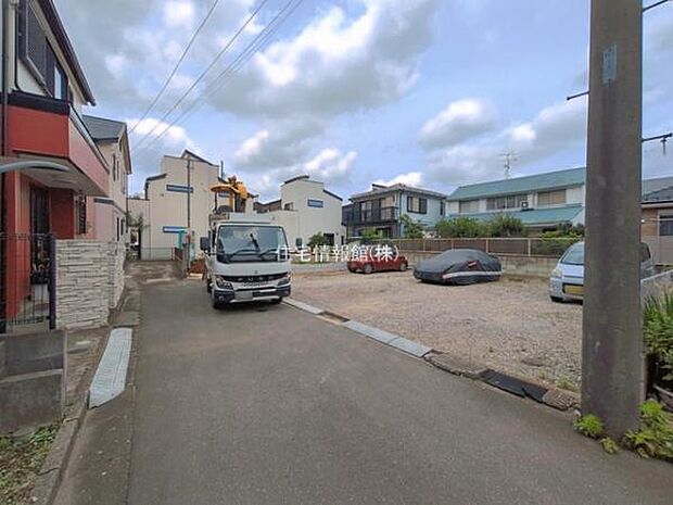 前面道路を含めた現地写真です。