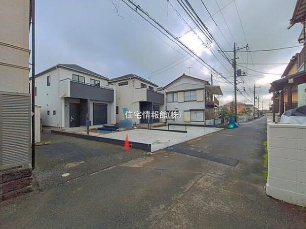 前面道路を含めた現地写真です。