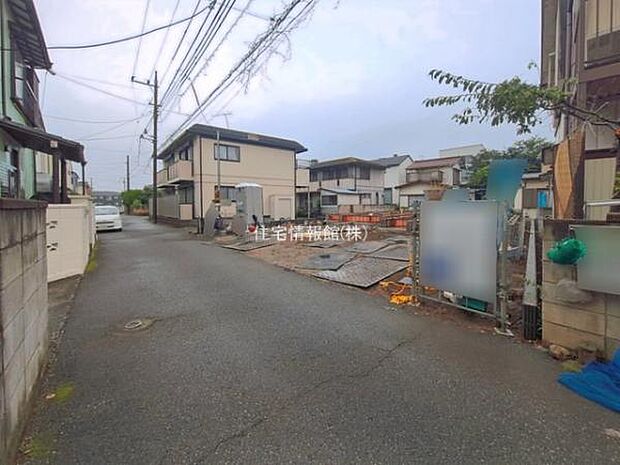 前面道路を含めた現地写真です。