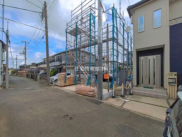 前面道路を含めた現地写真です。