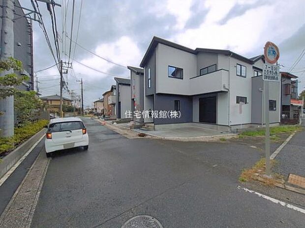 前面道路を含めた現地写真です。