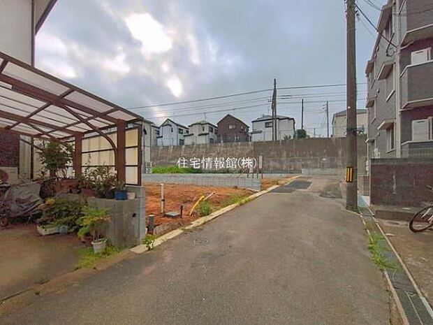 前面道路を含めた現地写真です。