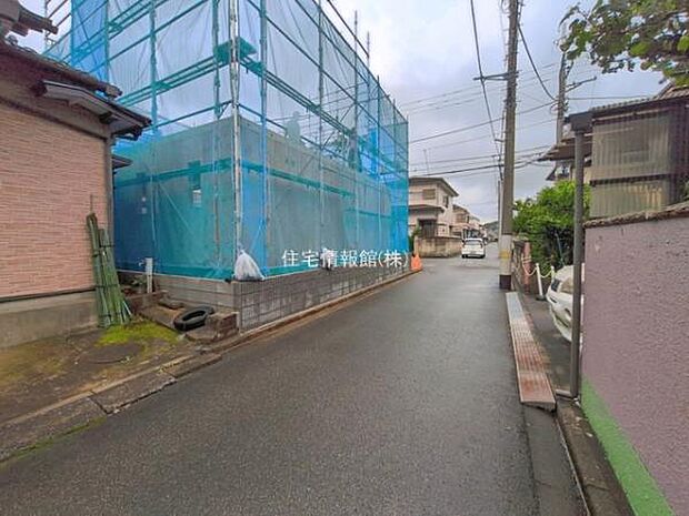 前面道路を含めた現地写真です。