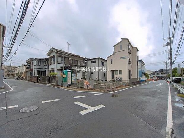 前面道路を含めた現地写真です。