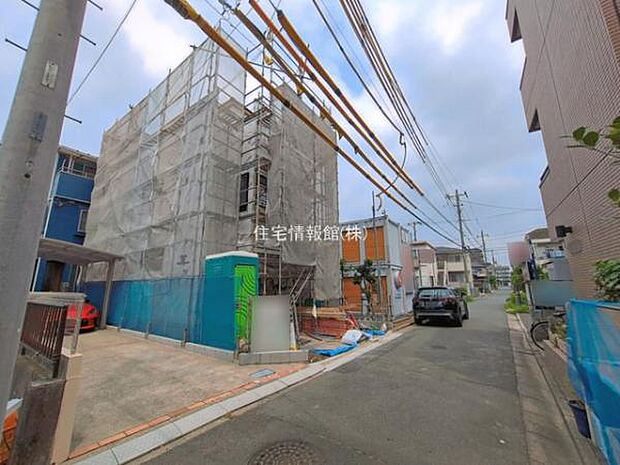 前面道路を含めた現地写真です。