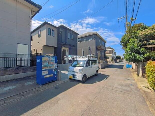 前面道路を含めた現地写真です。
