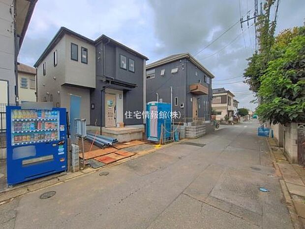 前面道路を含めた現地写真です。