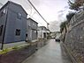 外観：前面道路を含めた現地写真です。