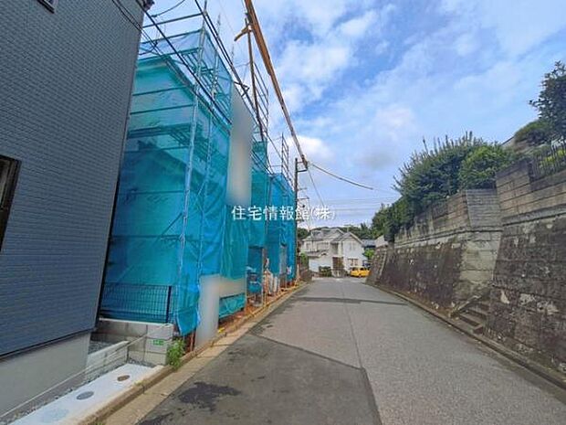 前面道路を含めた現地写真です。