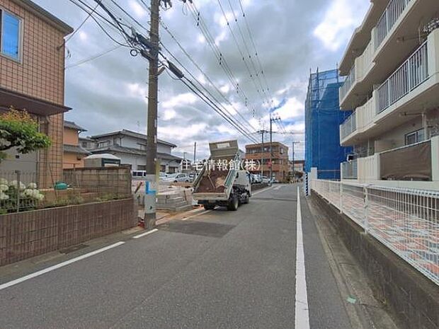 前面道路を含めた現地写真です。