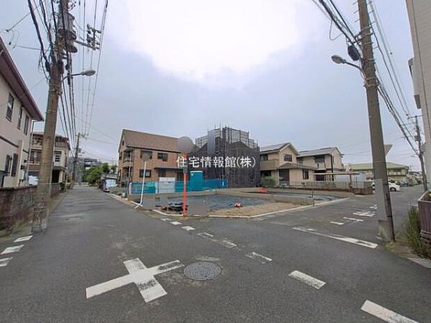 前面道路を含めた現地写真です。