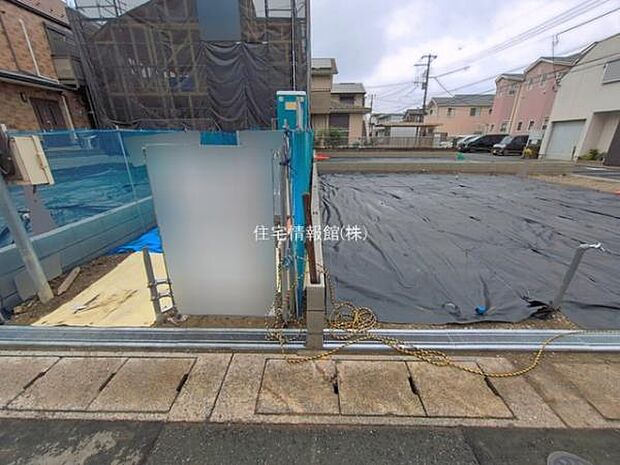 前面道路を含めた現地写真です。