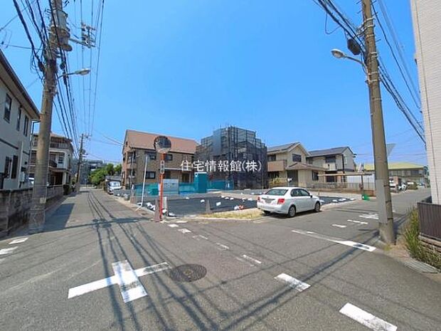 前面道路を含めた現地写真です。