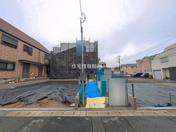 前面道路を含めた現地写真です。