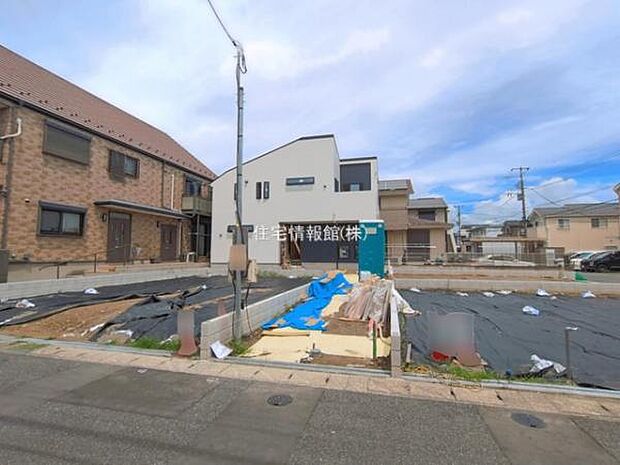 前面道路を含めた現地写真です。