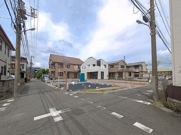 前面道路を含めた現地写真です。