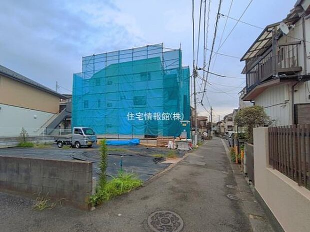 前面道路を含めた現地写真です。