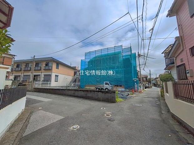 前面道路を含めた現地写真です。